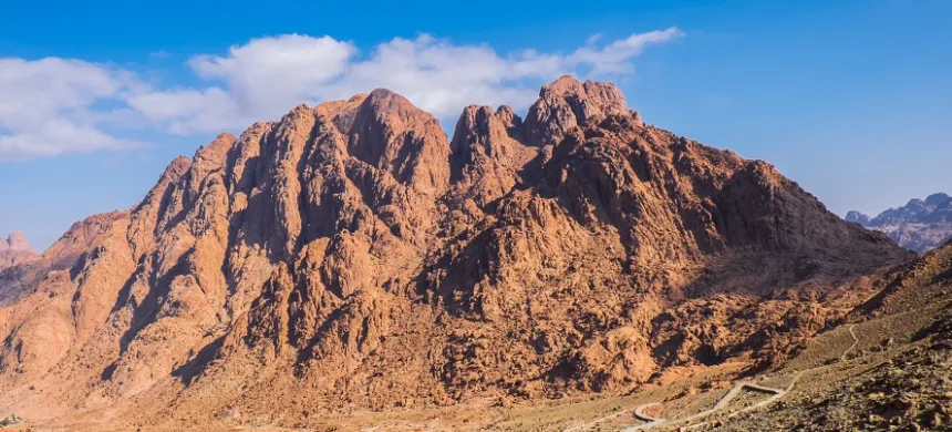 El monte Sinaí es una montaña situada al sur de la península del Sinaí, al nordeste de Egipto, entre África y Asia. Su altura es de 2285 metros.